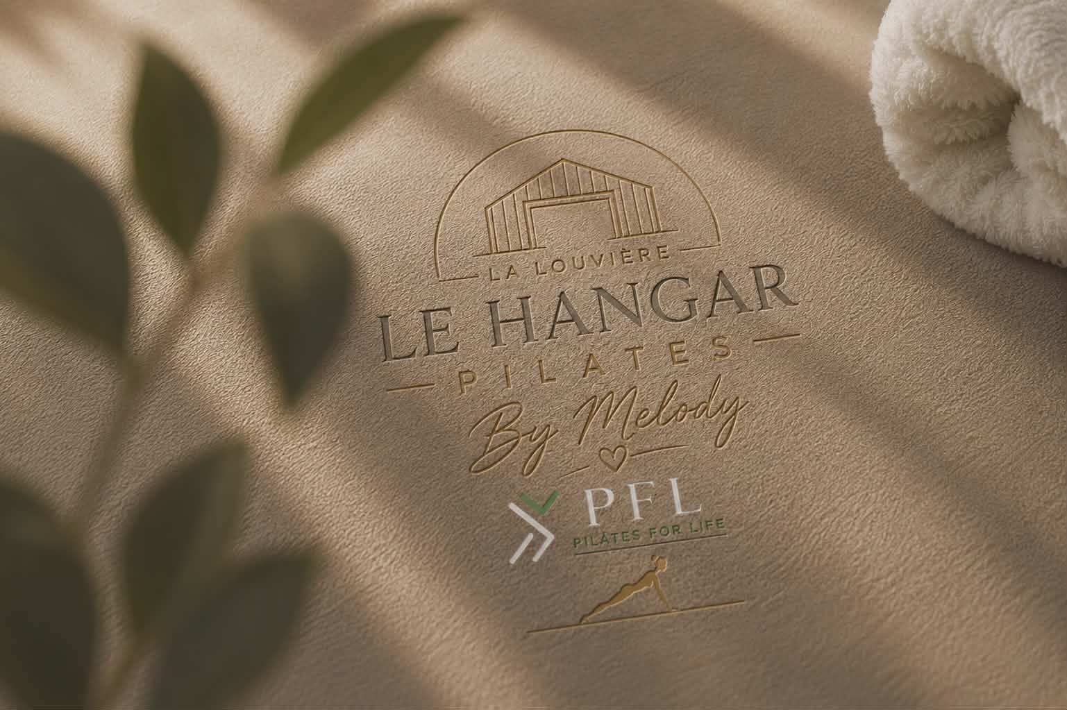 Identité du studio Le Hangar Pilates sur lin naturel